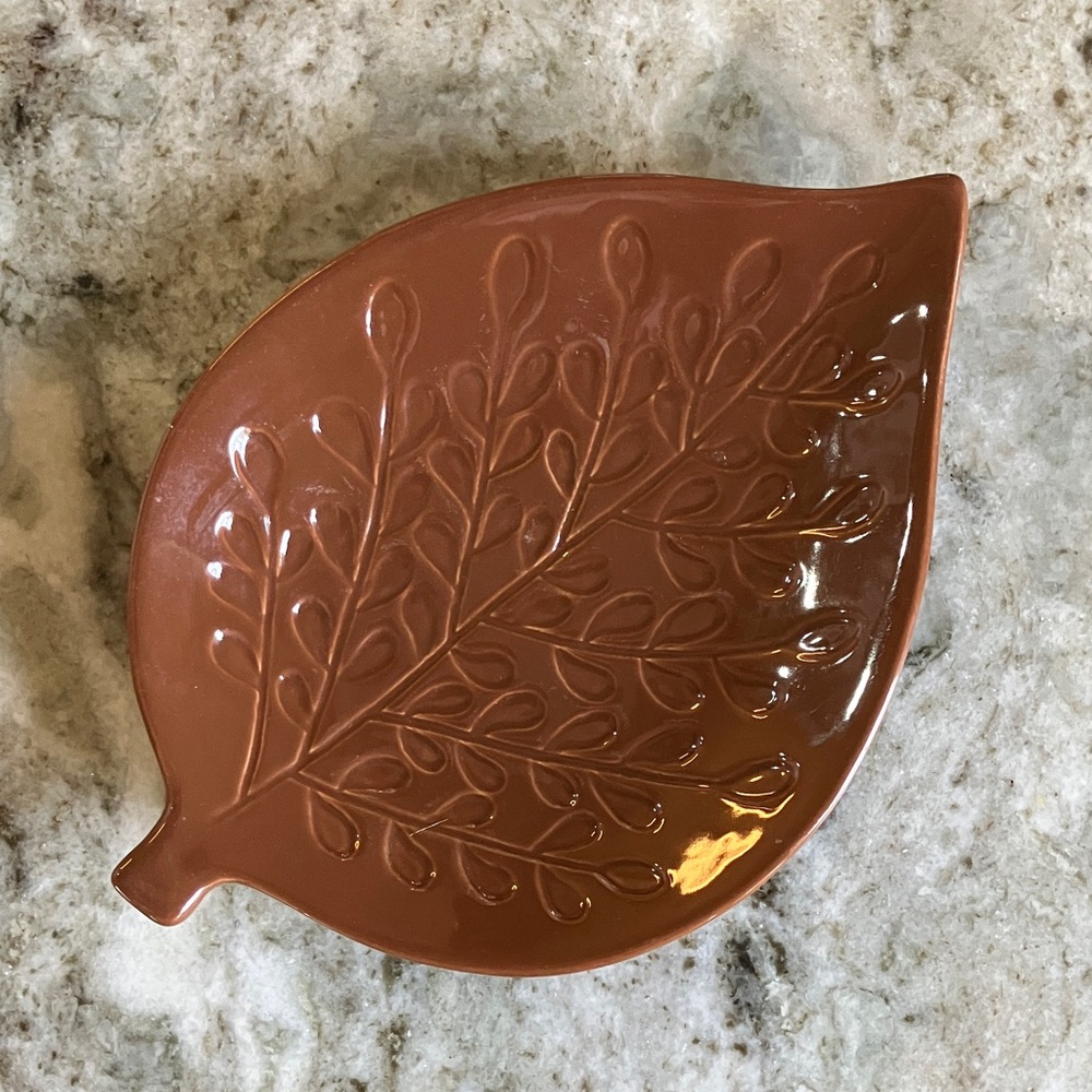 Crate & Barrel Autunno Appetizer Plates--Leaf Shaped Set of 3 - Picture 5 of 7